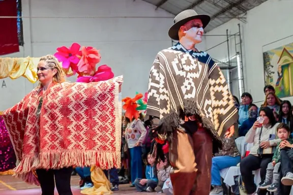 tejedoras-neuquinas-llevaron-su-identidad-ancestral-a-la-pas