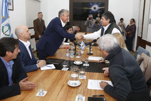figueroa-firmo-acuerdos-con-ate-y-upcn-el-mejor-salarial-del