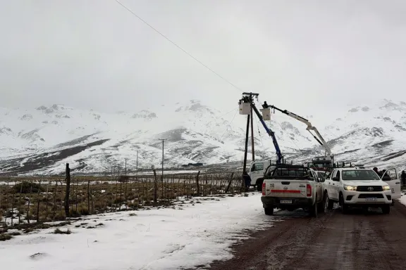 temporal-de-nieve-deja-sin-luz-al-centro-oeste-epen-trabaja-