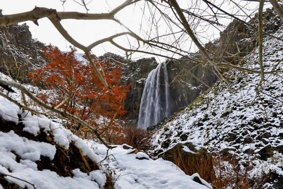 la-fragua-la-cascada-congelada-del-alto-neuquen-que-hipnotiz