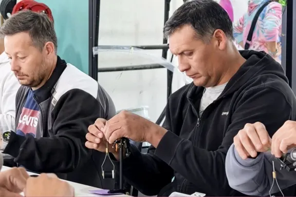 atado-de-moscas-en-centenario-40-personas-se-sumaron-a-la-cl