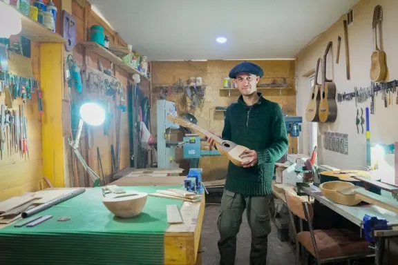 saul-perez-el-luthier-neuquino-que-construye-arte-con-credit