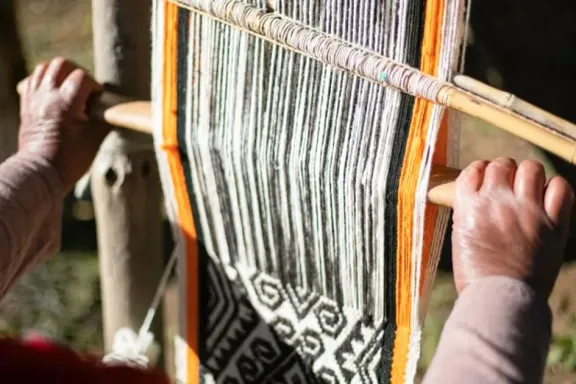 nueve-tejedoras-neuquinas-exponen-su-arte-en-el-centro-cultu