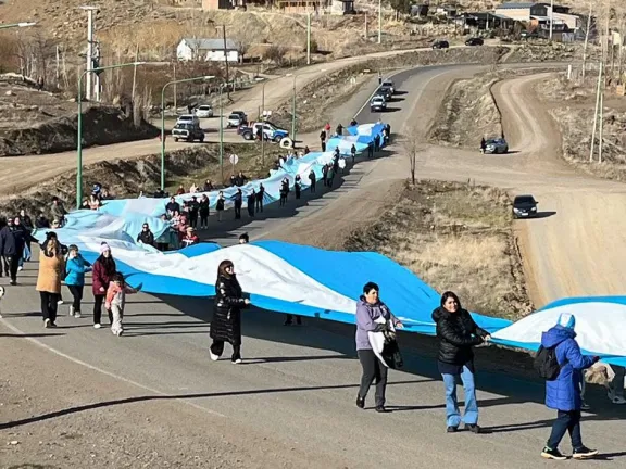 andacollo-desplego-su-bandera-de-600-metros-para-el-dia-de-l