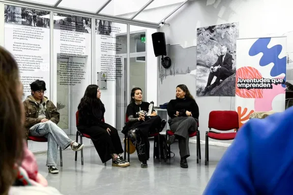 jovenes-neuquinos-aprenden-a-usar-ia-para-potenciar-sus-empr
