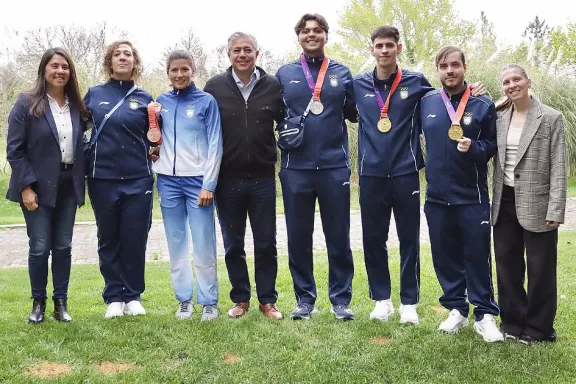 figueroa-recibio-a-deportistas-neuquinos-campeones-en-los-ju
