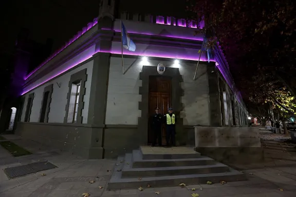 edificios-publicos-se-tinen-de-violeta-para-visibilizar-el-m