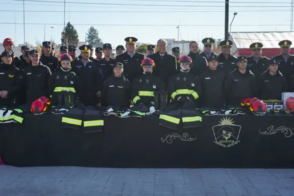 figueroa-entrego-equipamiento-a-bomberos-e-incorpora-autobom