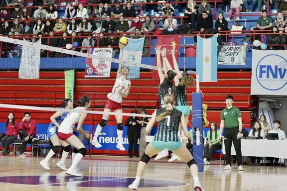 mas-de-10-mil-neuquinos-vibraron-con-el-voley-internacional-