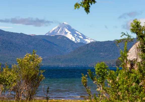 lago-quillen-el-espejo-cordillerano-que-refleja-al-volcan-la