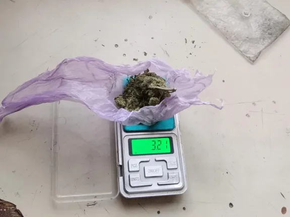 interceptaron-droga-oculta-entre-la-ropa-de-un-visitante-en-