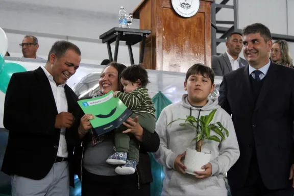 cinco-familias-de-el-sauce-tienen-casa-propia-gracias-a-una-