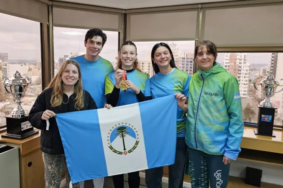 cinco-neuquinos-en-el-podio-mundial-el-beach-handball-brinda