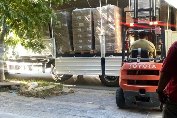 las-escuelas-de-neuquen-arrancaron-el-ano-con-leche-muebles-