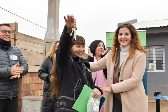 cinco-familias-de-neuquen-capital-recibieron-sus-viviendas-d