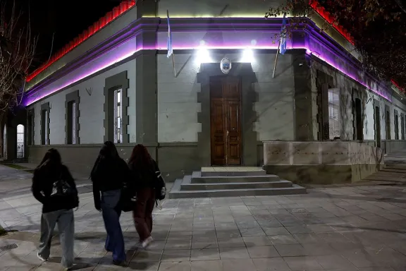 la-casa-de-gobierno-de-neuquen-se-ilumino-con-los-colores-de