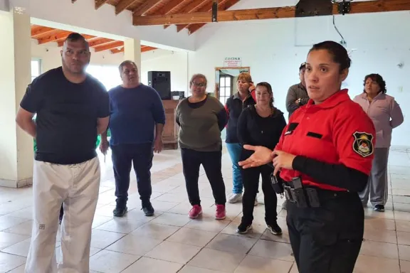 agentes-de-prevencion-de-neuquen-se-capacitan-en-defensa-per