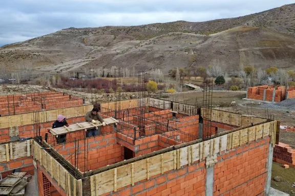 seis-viviendas-nuevas-y-una-ampliacion-en-los-guanacos-con-i