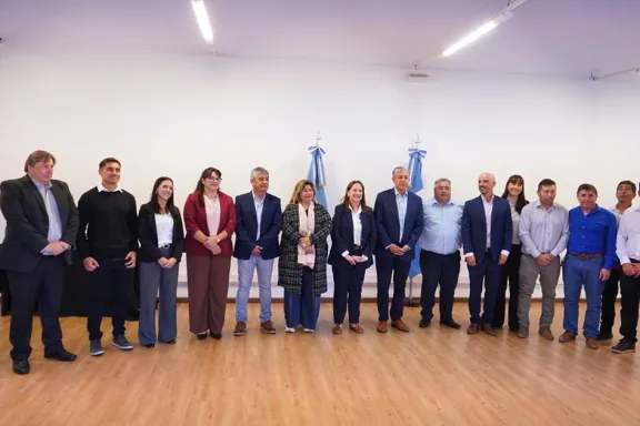 figueroa-firmo-convenios-para-llevar-obras-de-infraestructur