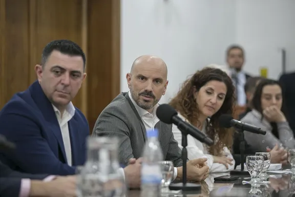 chos-malal-cinco-empresas-compiten-por-construir-24-vivienda