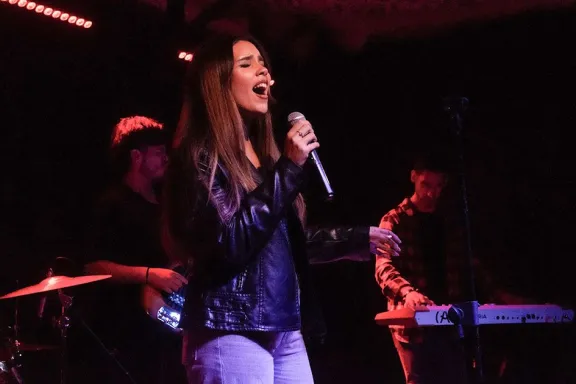 catalina-jaz-lleva-su-pop-al-corazon-de-los-vinedos-neuquino