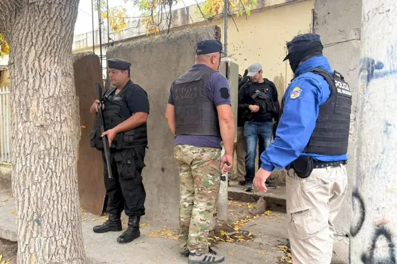 cuatro-allanamientos-en-neuquen-capital-drogas-armas-y-motos