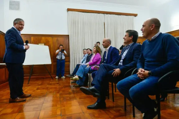 figueroa-presenta-ante-intendentes-la-confluencia-el-plan-de