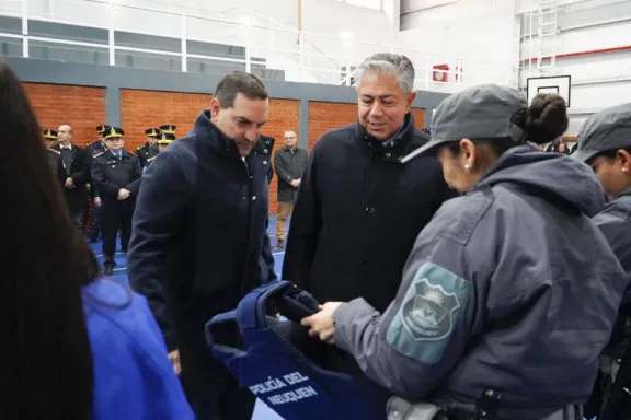 figueroa-recompone-salarios-policiales-casi-2-millones-netos