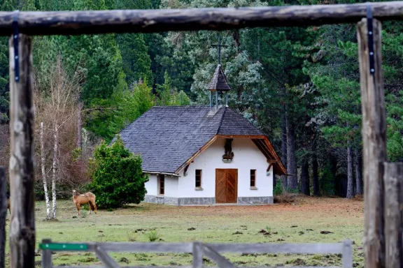 la-capilla-san-jorge-de-meliquina-una-joya-religiosa-entre-l
