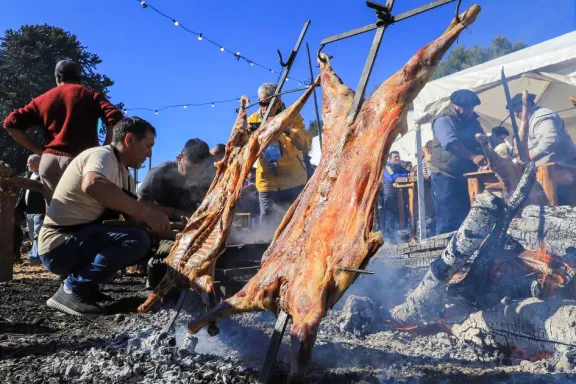 villa-pehuenia-se-viste-de-fiesta-20-ediciones-del-chef-pata