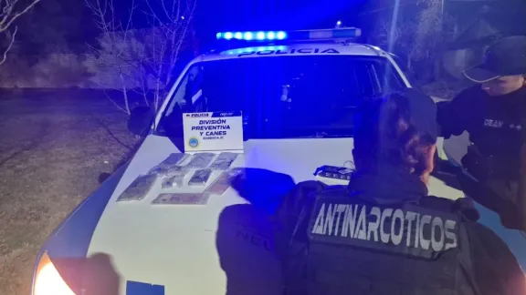 perros-detectores-atraparon-a-un-joven-con-droga-en-una-plaz