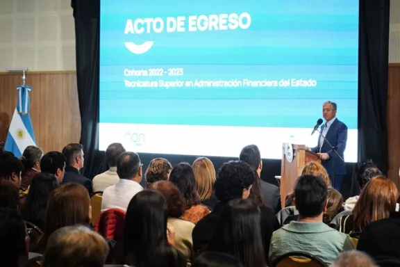 figueroa-entrego-diplomas-a-64-tecnicos-estatales-y-redujo-u