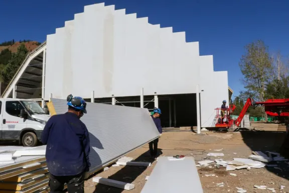 el-sum-de-huinganco-avanza-a-paso-firme-techos-pisos-y-un-es