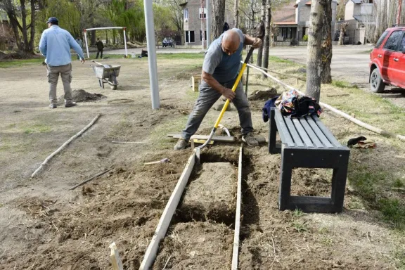 neuquen-entrego-mobiliario-de-plastico-reciclado-y-suma-92-m