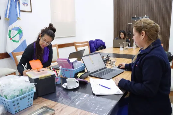 salud-en-el-trabajo-el-gobierno-neuquino-vacuna-en-oficinas-