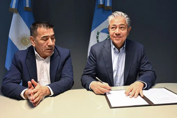 figueroa-firma-acuerdo-en-cutral-co-arrancan-49-viviendas-de