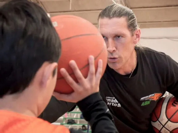 walter-herrmann-llega-a-neuquen-campus-de-basquet-en-el-ruca