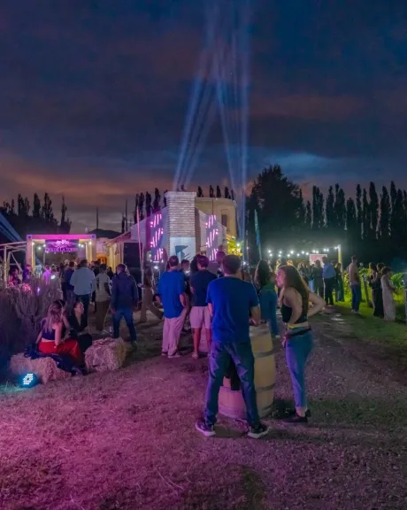 la-vendimia-neuquina-2026-cerro-con-6000-personas-y-una-fusi