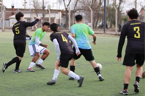 250-jovenes-neuquinos-protagonizan-torneo-de-futbol-8-en-san