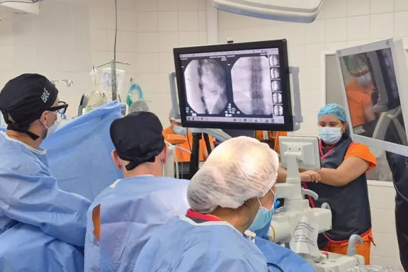 primera-cirugia-endoscopica-de-columna-toracica-en-la-region