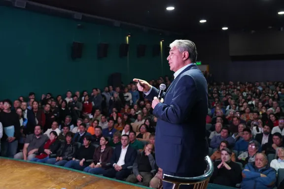 figueroa-en-chos-malal-mil-obras-rutas-escuelas-y-fibra-opti