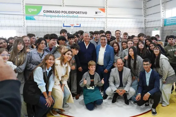 figueroa-inauguro-un-polideportivo-en-cutral-co-y-puso-el-fo