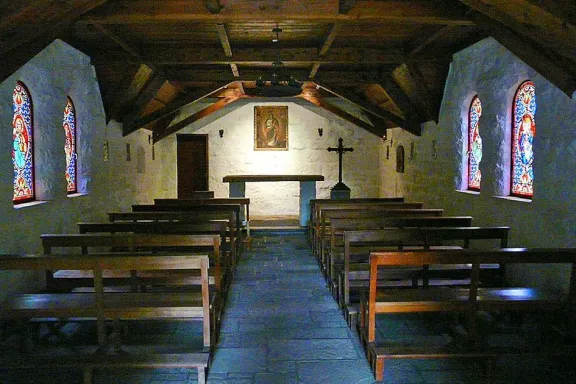 la-capilla-de-villa-la-angostura-piedra-madera-y-siglos-de-h