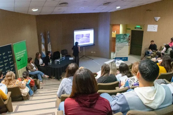 mas-de-100-docentes-neuquinos-avanzan-en-el-postitulo-de-edu