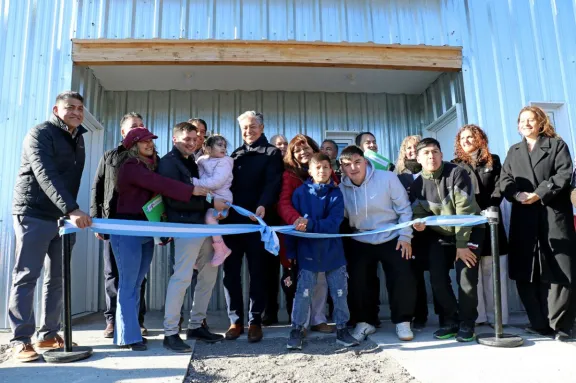 figueroa-entrego-16-viviendas-en-zapala-y-vinculo-la-obra-pu