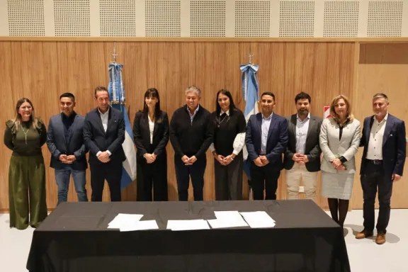 figueroa-firmo-escrituras-y-regularizo-tierras-fiscales-en-v