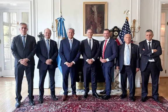 figueroa-busca-nuevas-inversiones-en-washington-para-acelera