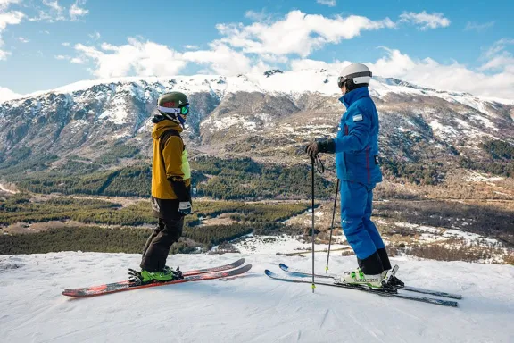 snow-splash-en-lago-hermoso-nieve-musica-y-agua-para-despedi