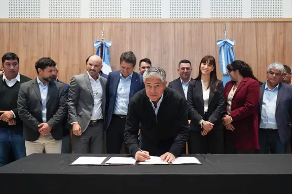 figueroa-firma-escrituras-y-acelera-la-regularizacion-de-tie