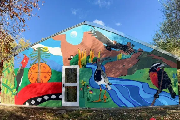 un-mural-de-15-metros-cuadrados-reune-la-identidad-natural-y